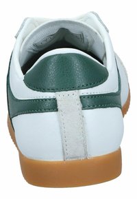 Sneaker bianca con accenti verdi, materiale in pelle textured, colletto imbottito e suola in gomma naturale, con un sottile tab sul tallone.