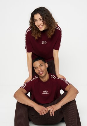 YOURTURN, UNISEX TAPE SHOULDER REGULAR FIT - T-shirt con stampa - dark red/off white