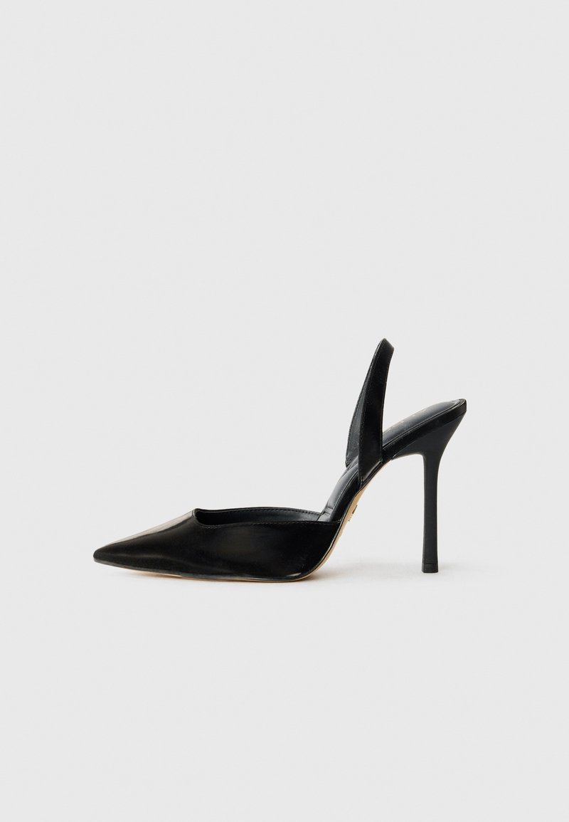 Musta nahkainen korkokenkä, jossa on terävä kärki, avoin sivu ja hoikka stiletto-korko. Sileä rakenne kiiltävällä pinnalla.