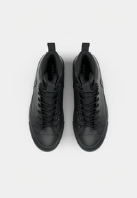 Zwarte high-top sneakers met een glad leren bovenwerk, platte veters, trekloops en een gestructureerde rubberen zool. Minimalistisch ontwerp zonder patronen.