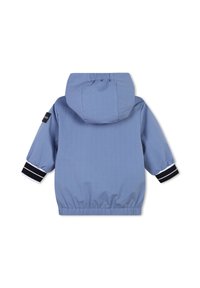Veste coupe-vent bleu clair avec capuche, taille élastique et poignets rayés noir et blanc. Elle possède un tissu texturé.