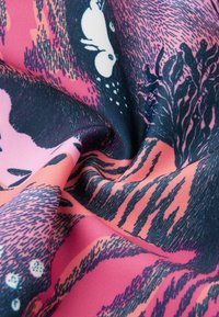 Kolorowa, teksturowana tkanina z fantazyjnym wzorem przedstawiającym króliki i roślinność w odcieniach różu, granatu i czerni, z misternymi detalami.