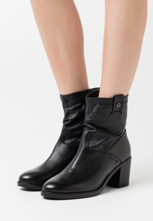 s.Oliver, Bottines - black