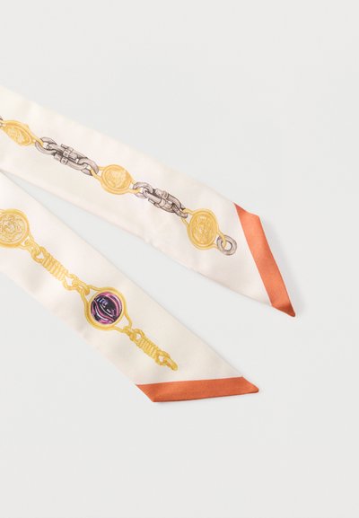 Εκρού μεταξωτό φουλάρι με σχέδια σε χρυσή αλυσίδα και μετάλλιο, με πορτοκαλί λεπτομέρειες στα άκρα και μυτερά άκρα.