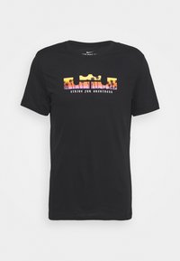 Camiseta de algodón negro de manga corta con un gráfico de degradado que presenta palmeras y un texto en blanco que dice "Esforzarse por la grandeza".