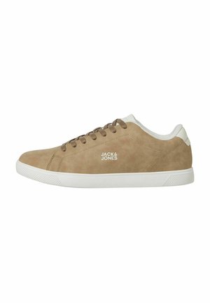 Baskets en suède beige avec semelle en caoutchouc blanc, bout rond, lacets bruns et petit logo sur le côté. Texture lisse et accents de design minimalistes.