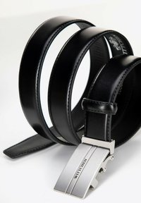Cinturón de cuero negro con una hebilla plateada brillante que presenta el nombre de la marca "WITTCHEN". Textura suave con un diseño limpio y minimalista.