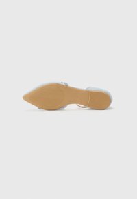 Scarpa con tacco alto di colore azzurro, con punta affilata e superficie liscia, suola in gomma e decorazioni laterali.