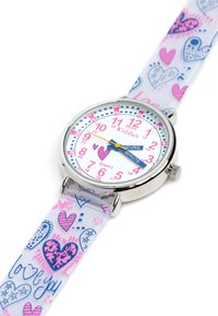 Montre argentée ronde avec un cadran blanc, des chiffres roses et des motifs de cœurs colorés sur un bracelet transparent. Comprend des marqueurs bleus et une aiguille des secondes jaune.