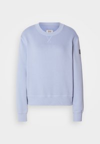 Sweat-shirt bleu clair à manches longues avec col rond, poignets et ourlet côtelés, petit patch logo sur le bras gauche et broderie discrète sur la poitrine.