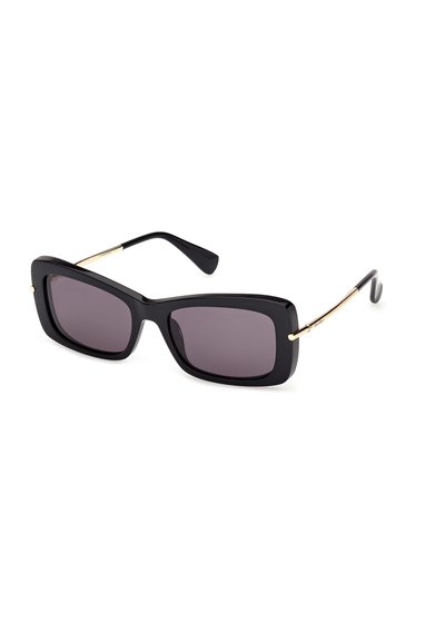 Lunettes de soleil rectangulaires noires avec des montures épaisses, des verres foncés et des branches fines dorées avec des embouts noirs sur un fond blanc.