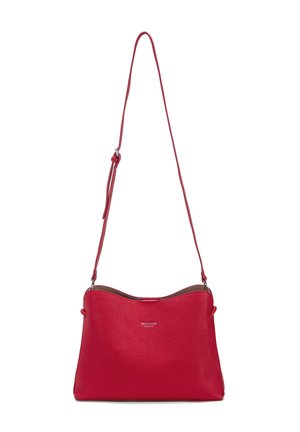 Rote Leder-Umhängetasche mit verstellbarem Riemen und silberner Logoplakette auf der Vorderseite, vor weißem Hintergrund.