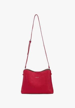 Borsa a tracolla in pelle rossa con tracolla regolabile e targhetta con logo argentata sul davanti, posizionata su uno sfondo bianco.