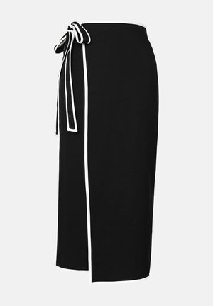 Jupe noire enveloppante avec des accents latéraux blancs et un nœud attaché à la taille. Texture lisse mettant en évidence une silhouette ajustée.