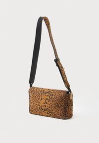 Καφέ τσάντα ώμου με λεοπάρ σχέδιο, επίπεδη, ορθογώνιας μορφής. Μαύρο ρυθμιζόμενο λουράκι, ομαλή υφή και κομψή λεπτομέρεια με φερμουάρ.