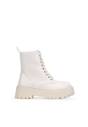 BOSANOVA Stivaletti da neve realizzati in pelle scamosciata con gambo basso 8 cm, dettaglio logo, fodera in pelliccia e suola con plateau da 4,5 cm. Senza chiusura. Scarpe da donna, CUOIO, 36