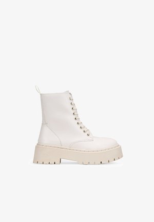 BOSANOVA Stivaletti da neve realizzati in pelle scamosciata con gambo basso 8 cm, dettaglio logo, fodera in pelliccia e suola con plateau da 4,5 cm. Senza chiusura. Scarpe da donna, CUOIO, 36 BOSANOVA Stivaletti da neve realizzati in pelle scamosciata con gambo basso 8 cm, dettaglio logo, fodera in pelliccia e suola con plateau da 4,5 cm. Senza chiusura. Scarpe da donna, CUOIO, 36