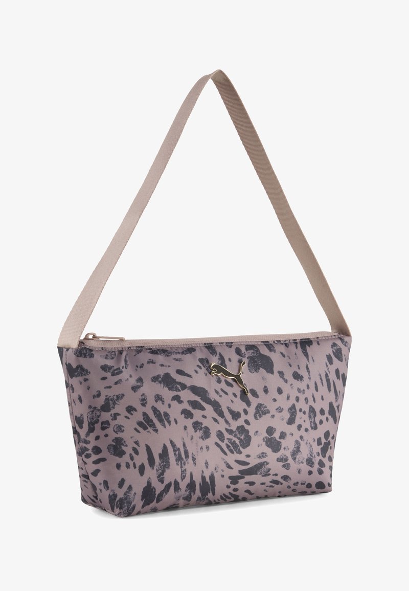 Petit sac à bandoulière avec imprimé animal abstrait gris et noir, bandoulière beige, et logo Puma doré sur le devant avec fermeture zippée supérieure.