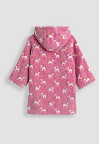 Pink fleece morgenkåbe med hætte, prydet med et mønster af hvide enhorn og farverige stjerner. Blød tekstur, vide ærmer og kort længde.