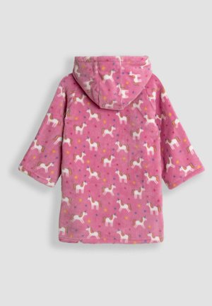 Ružový fleecový župan s kapucňou, s motívom bielych jednorožcov a farebných hviezd. Mäkká textura, široké rukávy a krátka dĺžka.