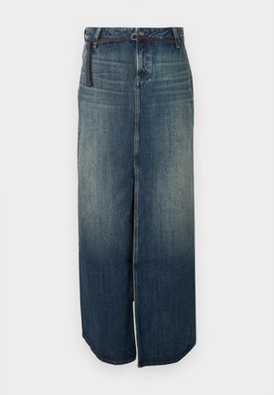 Longue jupe en jean avec fente devant et ceinture fine noire, avec un lavage bleu délavé et un style classique à cinq poches.
