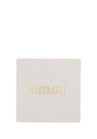 Scatola quadrata bianca con la parola "amor" impressa in lettere dorate centrata sul coperchio su uno sfondo bianco semplice.