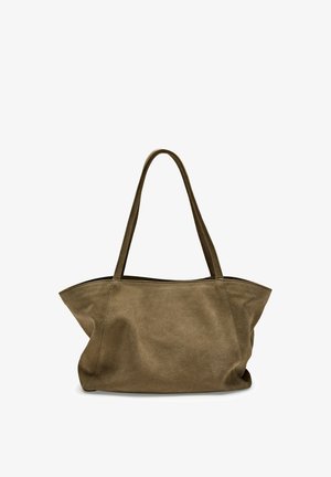 Shopping taske lavet af olivengrønt suede med et rummeligt og blødt design. Har to lange håndtag og en bred, åben top uden lukninger.