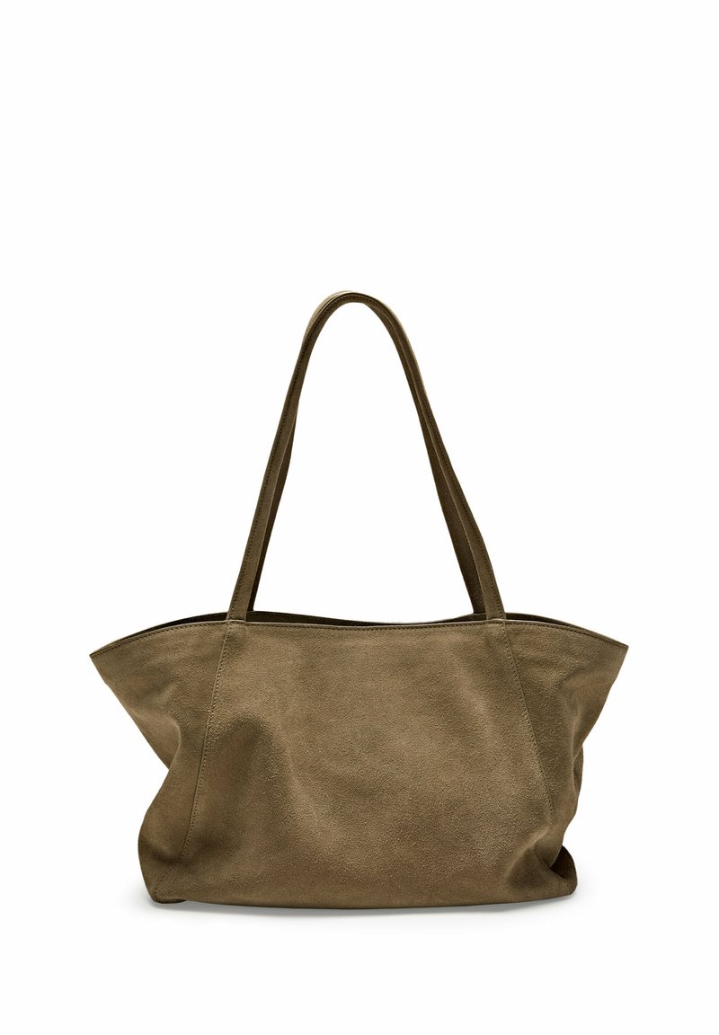 Tote bag van olijfgroene suede met een ruime, zachte uitstraling. Voorzien van twee lange handvatten en een brede, open bovenkant zonder sluitingen.