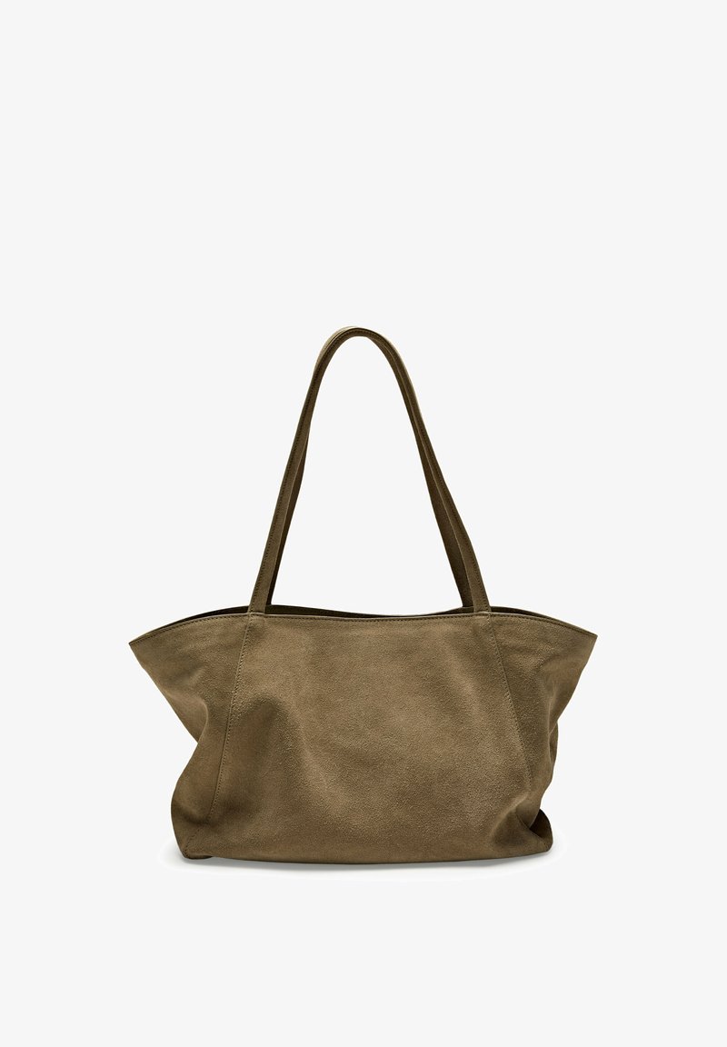 Sac fourre-tout en suède vert olive avec un design spacieux et doux. Comprend deux longues poignées et un large haut ouvert sans fermetures.