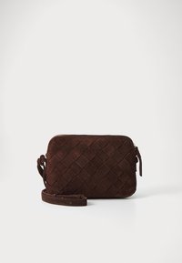Brun ruskind crossbody taske med et vævet design, lynlåslukning og en justerbar rem. Har en slank, rektangulær form.