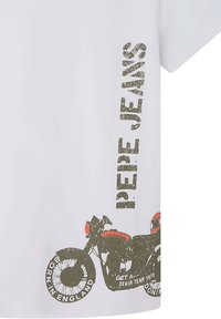 Biała bawełniana koszulka z grafiką motocykla i napisem "PEPE JEANS" w kolorze czarnym. Motocykl ma czerwone akcenty oraz postarzane wykończenie.