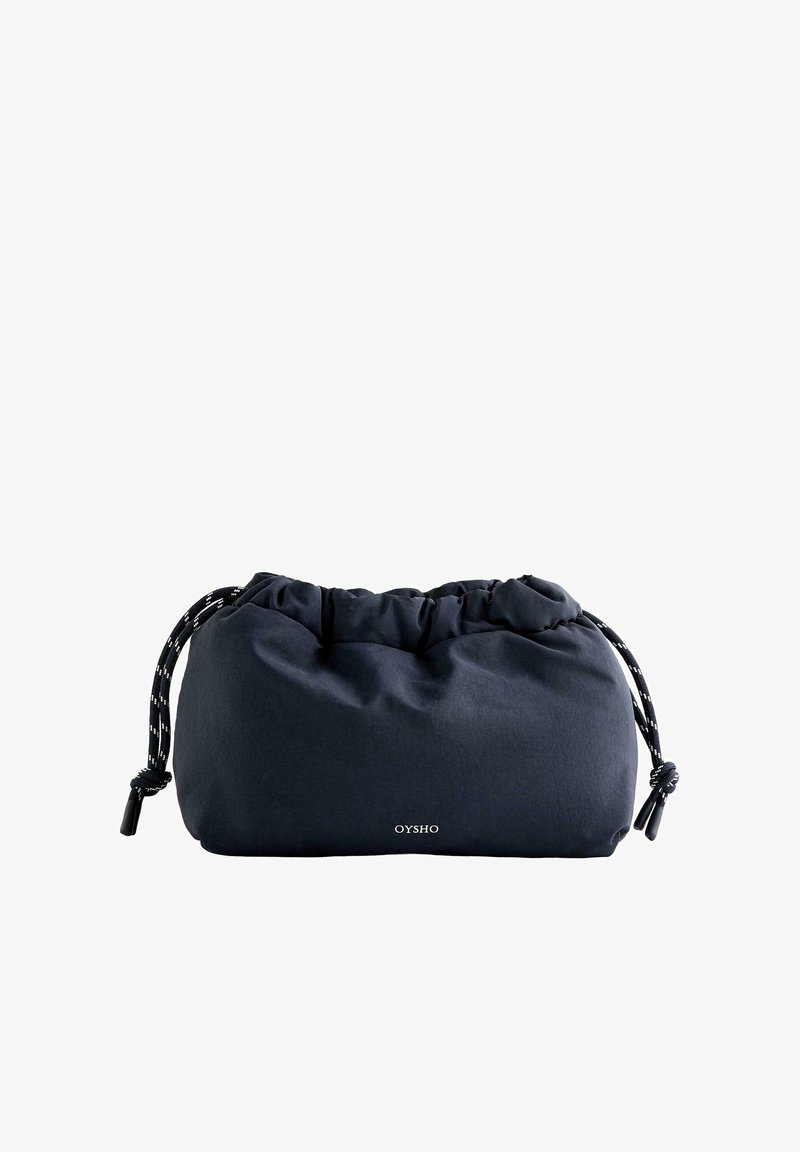Petit sac pochette noir doux avec cordons blanc et noir, petit logo "OYSHO" centré près du bas.