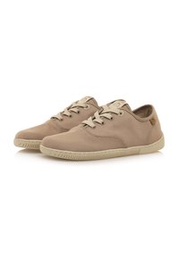 Sneakers in tela beige con punta rotonda, lacci semplici e suole in gomma. Presentano un'accattivante accentatura in logo color terra sul lato e una texture liscia.