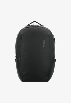 Schwarzer Thule-Rucksack aus strapazierfähigem Stoff, mit schlankem Design, Obergriff und Seitentaschen für zusätzlichen Stauraum. Sichtbare Reißverschlussfächer.