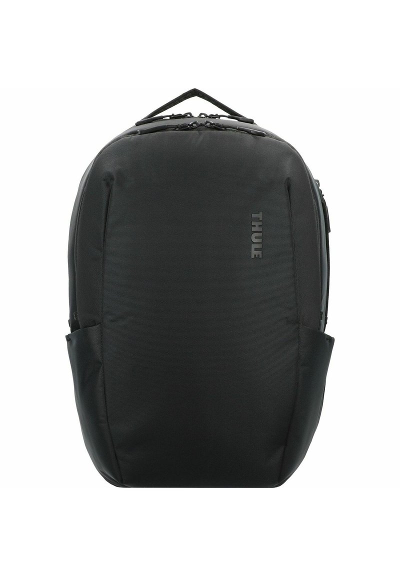Zwarte Thule rugzak van duurzaam materiaal, met een slank ontwerp, een handvat aan de bovenkant en zijvakken voor extra opbergruimte. Ritscompartimenten zichtbaar.