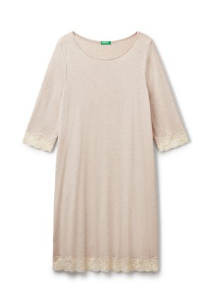 Beige nachtjapon van zacht, lichtgewicht materiaal, met driekwartmouwen en ook een verfijnde kantafwerking bij de mouwen en onderrand.