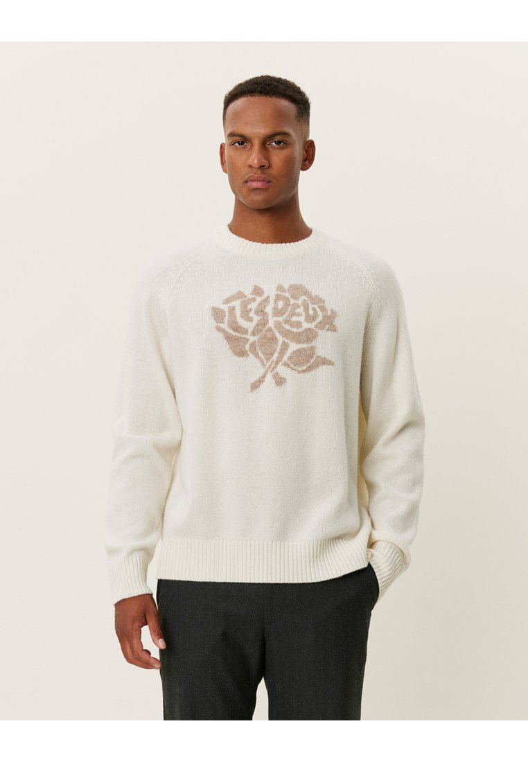 Cremefarbener Strickpullover mit einem großen beigen Rosenmotiv in der Mitte. Verfügt über gerippte Bündchen und Saum, einen runden Ausschnitt und eine weiche Textur.