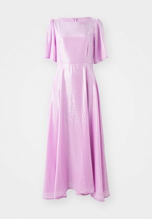 Lungo vestito rosa realizzato in tessuto di paillettes lucido, con maniche a sbuffo corte e un corpetto aderente, che si apre in una gonna svasata.