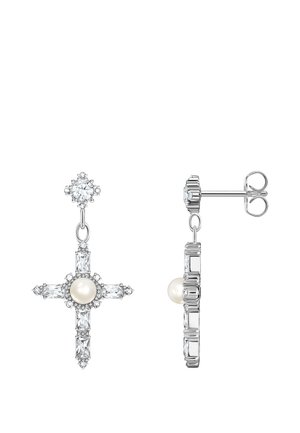 Silberne kreuzförmige Ohrringe mit einer zentralen Perle und rechteckigen klaren Steinen, dargestellt in Vorder- und Seitenansicht mit Schmetterlingsverschlüssen.
