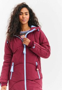 Tyrkysově červená zateplená péřová bunda s světle modrým vnitřkem, se zipovým zapínáním, dvěma předními kapsami a nastavitelnou kapucí. Texturovaná tkanina.