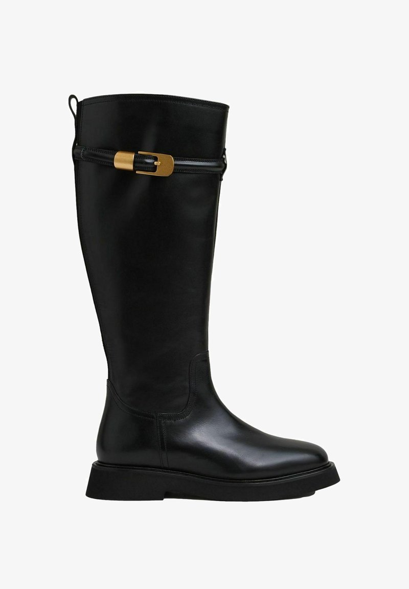 Fekete bőr, térdig érő csizma sima felülettel, arany színű kiegészítőkkel és lapos talppal, amely a kényelemre és tartósságra lett tervezve.