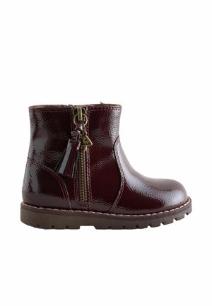 Glänzender dunkelroter Knöchel-Stiefel mit seitlichem Reißverschluss und Quasten-Detail, robuste braune Sohle mit Profil für guten Halt, glatte, abgerundete Spitze.