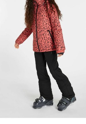 Veste rose rembourrée avec un imprimé léopard noir, poches zippées, assortie à un pantalon de neige noir et des bottes de ski grises. Tissu texturé et accents contrastants.