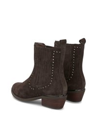 Un par de botines de ante marrón oscuro con tacones bajos apilados y detalles de tachuelas plateadas a lo largo de los paneles laterales elásticos y los bucles traseros.