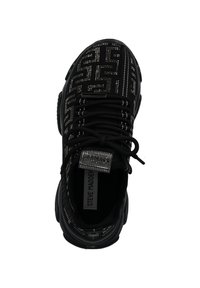 Schwarze Sneaker aus strukturiertem Stoff mit geometrischem Muster. Schwarze Schnürsenkel, gepolsterter Schaftrand und sichtbares Logoetikett innen. Rund geschwungene Schuhspitze.