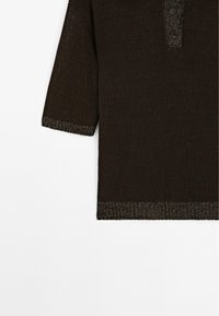 Kortärmad, mörkbrun stickad polotröja med en texturerad yta, med en treknapplåstning och kontrasterande stickad kant vid fållen.