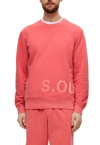 Sweatshirt corail avec col rond, poignets et ourlet côtelés. Présente un grand imprimé "S.O.L." dans une teinte légèrement plus claire à l'avant.