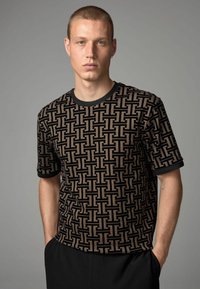 Next GEO PATTERN TEXTURE REGULAR FIT - Marškinėliai su spaudiniu - black gold