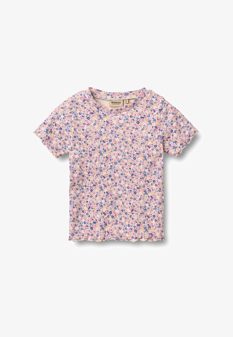 Koszulka z krótkim rękawem z prążkowanego dzianiny, z drobnym wzorem kwiatowym w kolorach różowym, niebieskim i pomarańczowym oraz falbankowymi krawędziami na rękawach i dolnym brzegu.