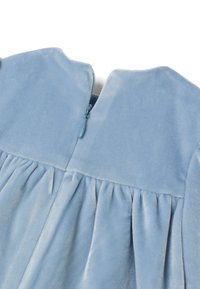 Abito in velluto blu con chiusura con zip sul retro, caratterizzato da una gonna plissettata e una texture liscia.